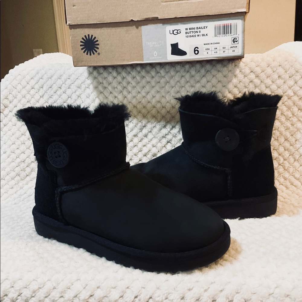 UGG Mini Bailey Button Boot (Black)
